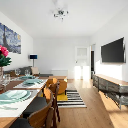 Bright & Spacious For 6 People With The River View By Reenters Apartament