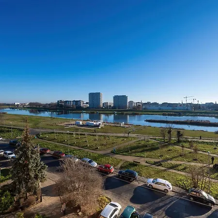 Bright & Spacious For 6 People With The River View By Reenters Apartament *