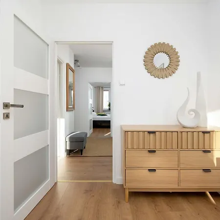 Bright & Spacious For 6 People With The River View By Reenters דירה *