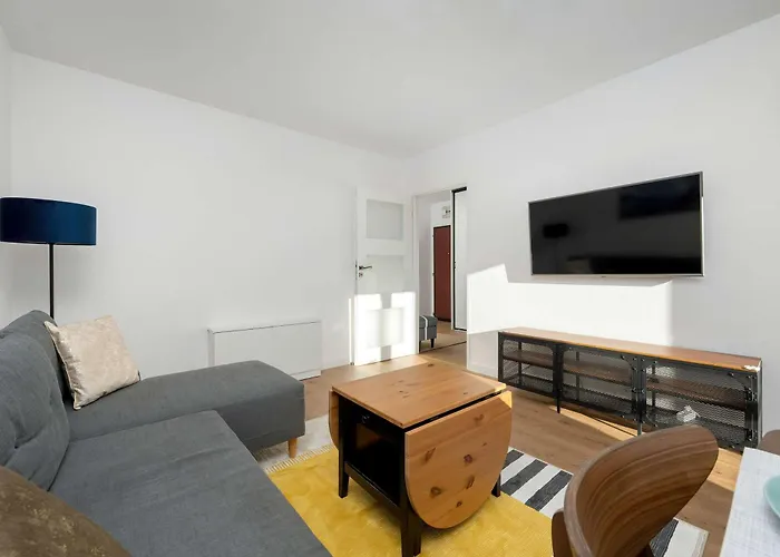 Bright & Spacious For 6 People With The River View By Reenters Apartment *