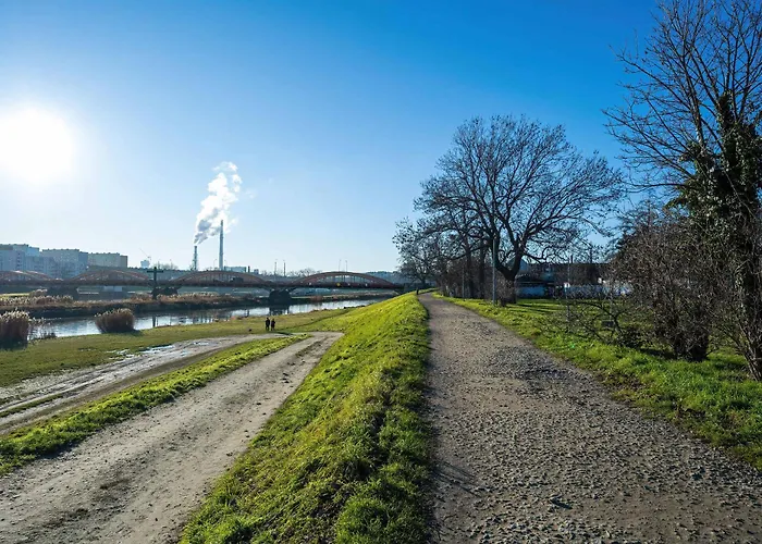 Apartment Bright & Spacious For 6 People With The River View By Reenters